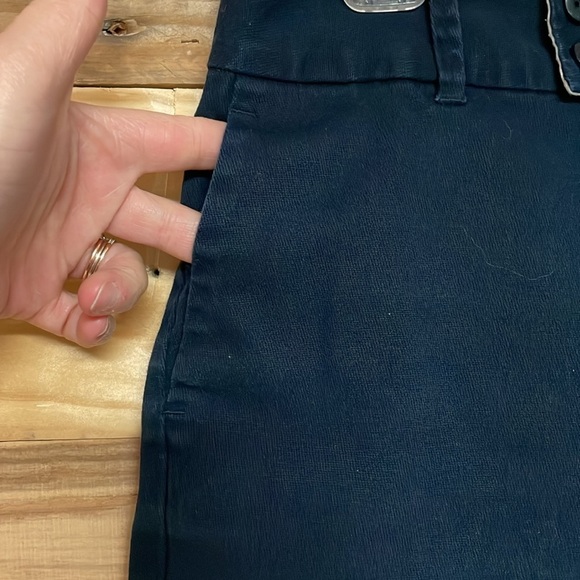 Banana Republic size 10 Ryan Fit Classic Navy Color Mid-rise 3” Inseam Shorts - Picture 2 of 10